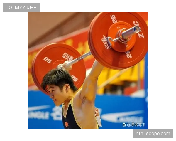 陈艺文训练完随手啃蛋白棒的样子，真不像拿过奥运金牌的人